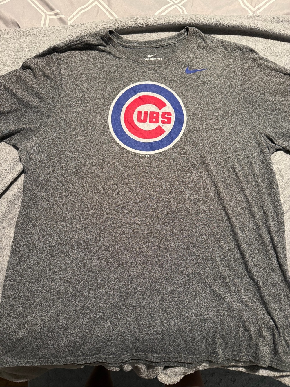 Nike Men’s Gray Chicago Cubs Logo Short Sleeve Tee